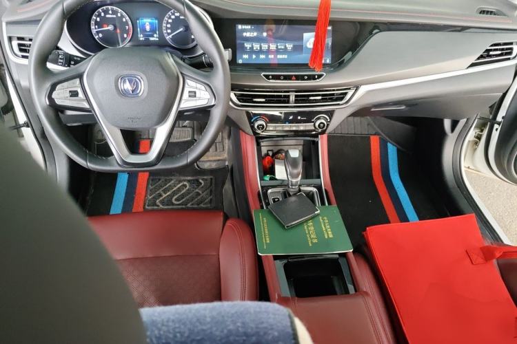 Used CHANGAN Eado 2019 Blue Whale Edition 280T GDI DCT High-Speed Model Center Console