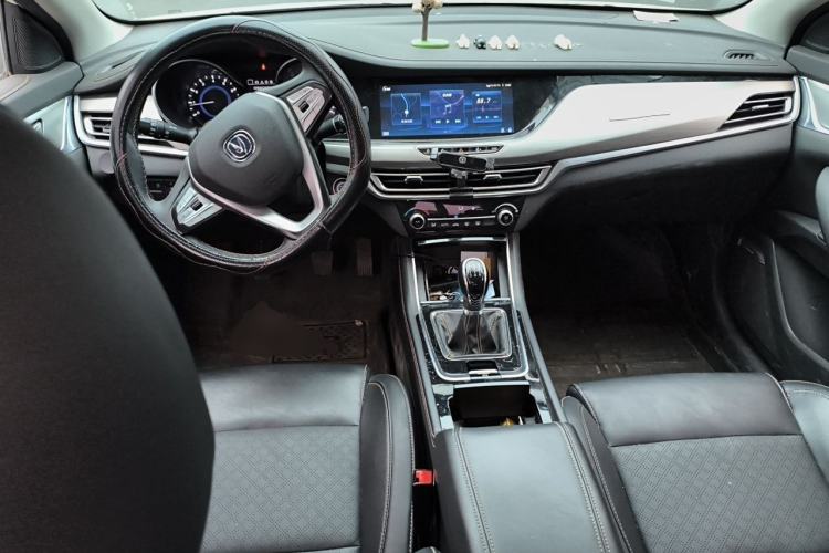Used CHANGAN Eado 2019 High-Energy Edition 1.6L GDI Manual Pioneer Model China VI Standard Center Console