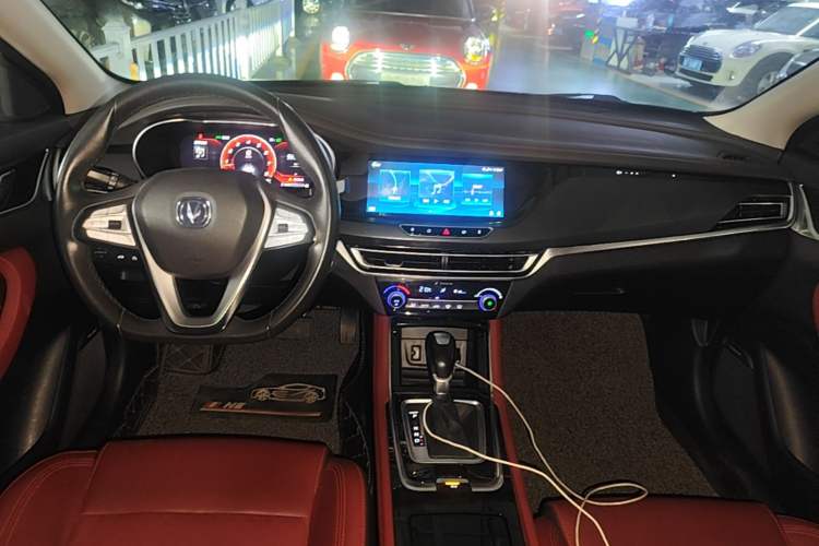 Used CHANGAN Eado 2019 Blue Whale Edition 280T GDI DCT Light-Speed Model Center Console