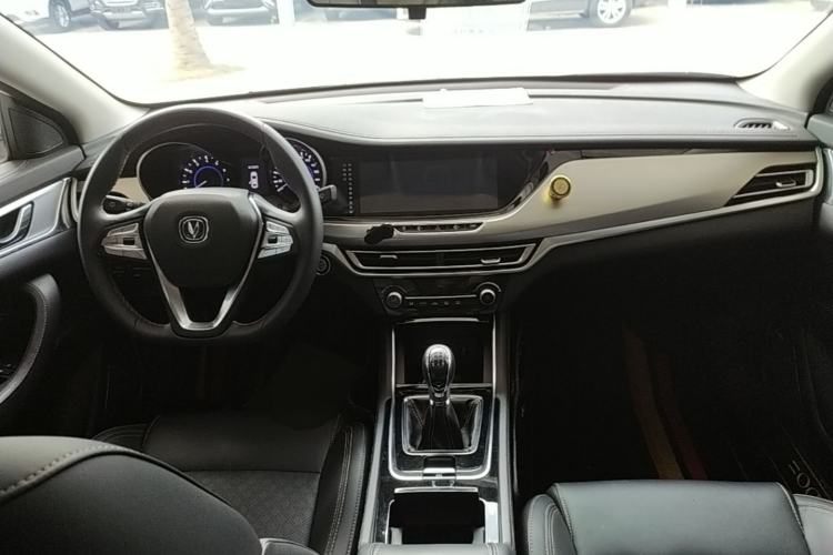 Used CHANGAN Eado 2019 High-Energy Edition 1.6L GDI Manual Pioneer Model China VI Standard Center Console