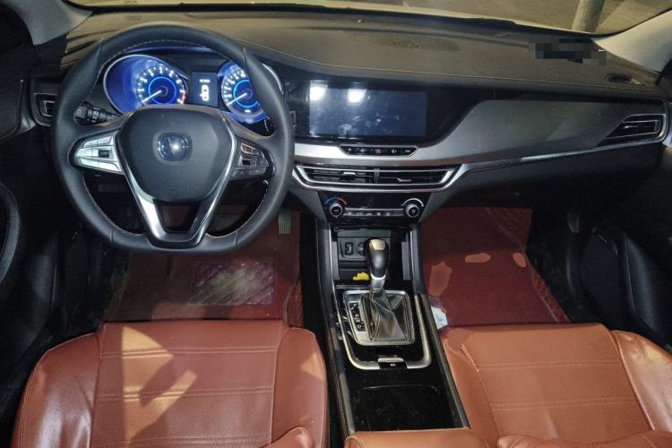 Used CHANGAN Eado 2019 High-Energy Edition 1.6L GDI Automatic Pioneer Model China VI Standard Center Console