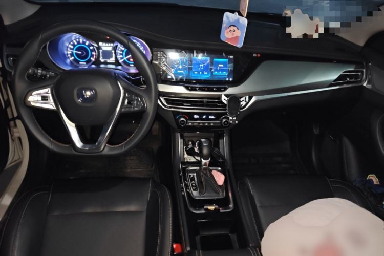 Used CHANGAN Eado 2019 High-Energy Edition 1.6L GDI Automatic Pioneer Model China VI Standard Center Console