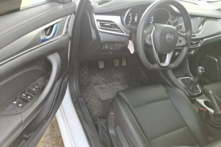 Used CHANGAN Eado 2019 1.6L GDI Manual Value Edition China VI Standard Driver Seat