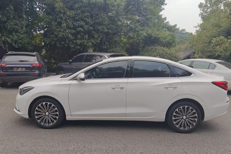 Used CHANGAN Eado 2019 Blue Whale Edition 280T GDI DCT High-Speed Model Exterior 5