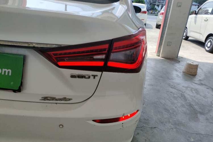 Used CHANGAN Eado 2019 Blue Whale Edition 280T GDI DCT High-Speed Model Exterior 6
