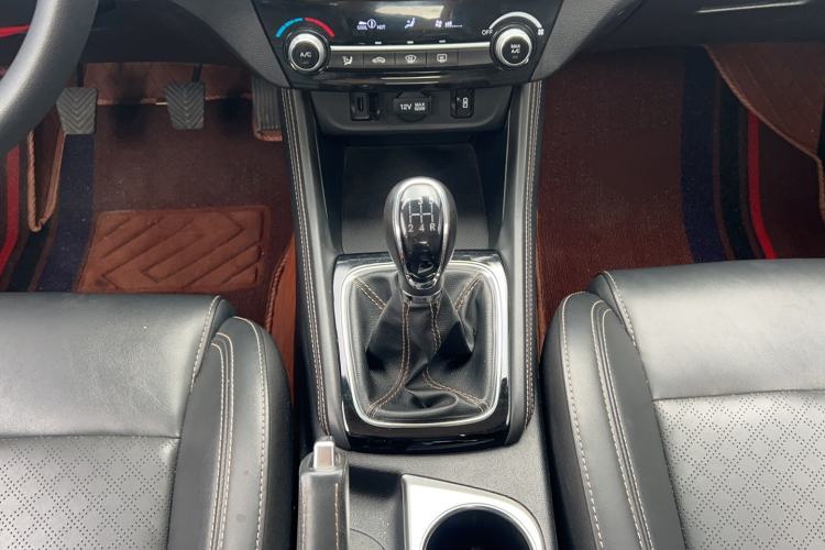 Used CHANGAN Eado 2019 1.6L GDI Manual Value Edition China VI Standard Gear Lever