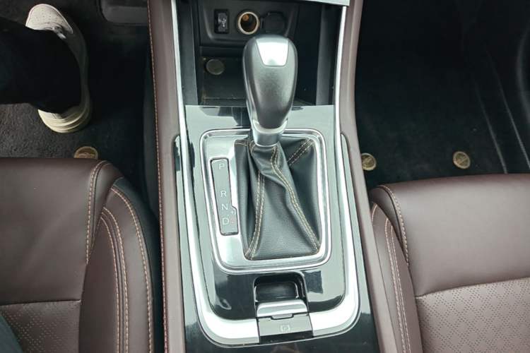 Used CHANGAN Eado 2019 High-Energy Edition 1.6L GDI Automatic Lingfeng Model China VI Standard Gear Lever