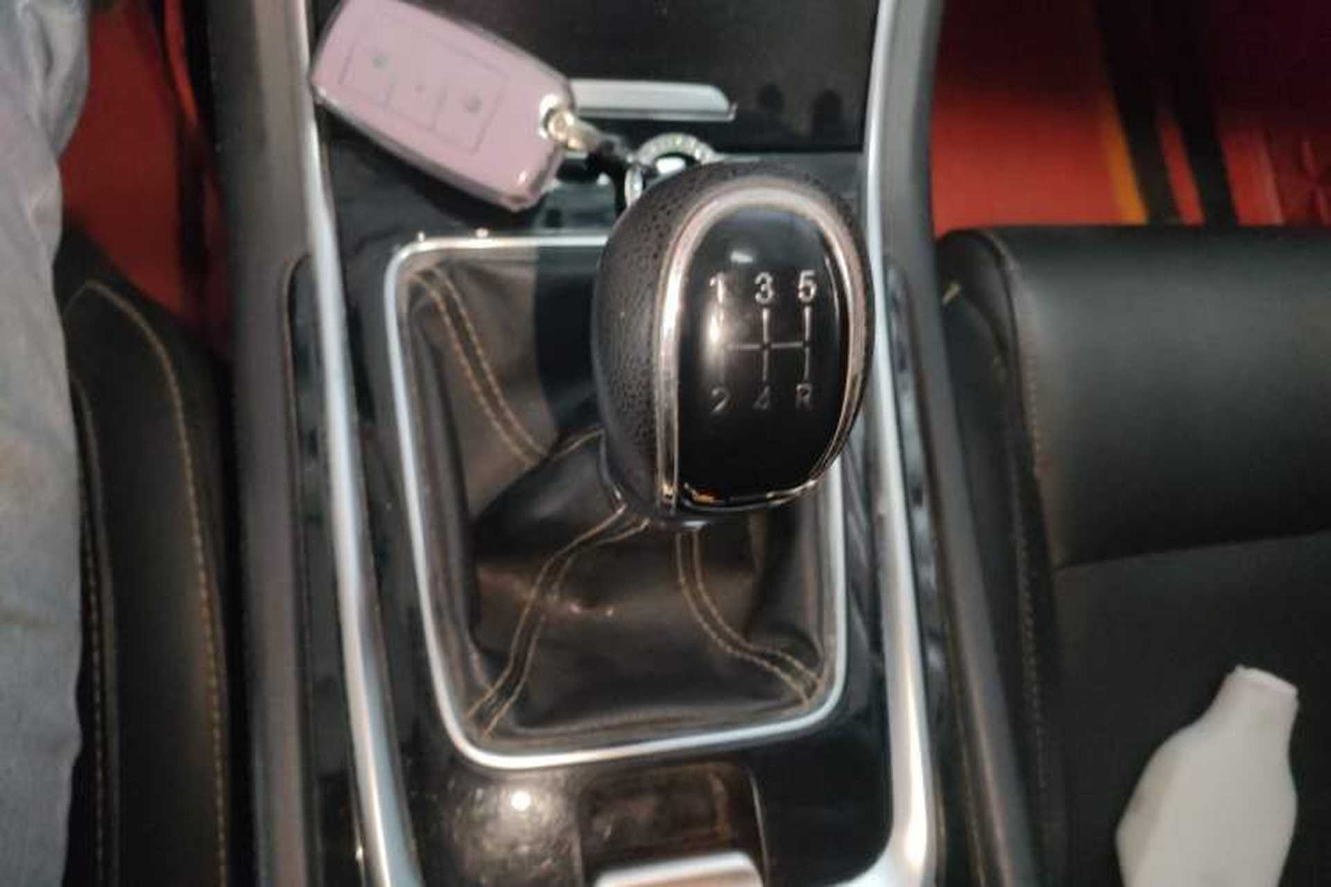 Used CHANGAN Eado 2019 High-Energy Edition 1.6L GDI Manual Pioneer Model China VI Standard Gear Lever
