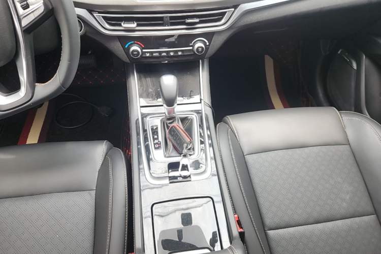Used CHANGAN Eado 2019 High-Energy Edition 1.6L GDI Automatic Pioneer Model China VI Standard Gear Lever