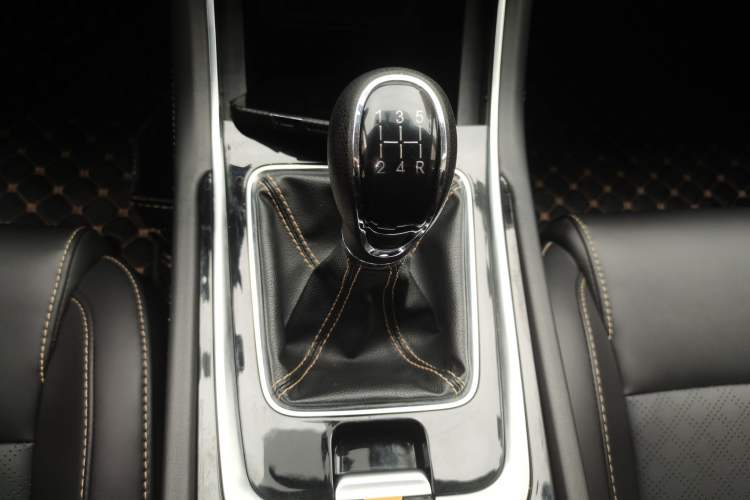 Used CHANGAN Eado 2019 High-Energy Edition 1.6L GDI Manual Pioneer Model China VI Standard Gear Lever
