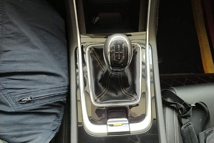 Used CHANGAN Eado 2019 High-Energy Edition 1.6L GDI Manual Pioneer Model China VI Standard Gear Lever
