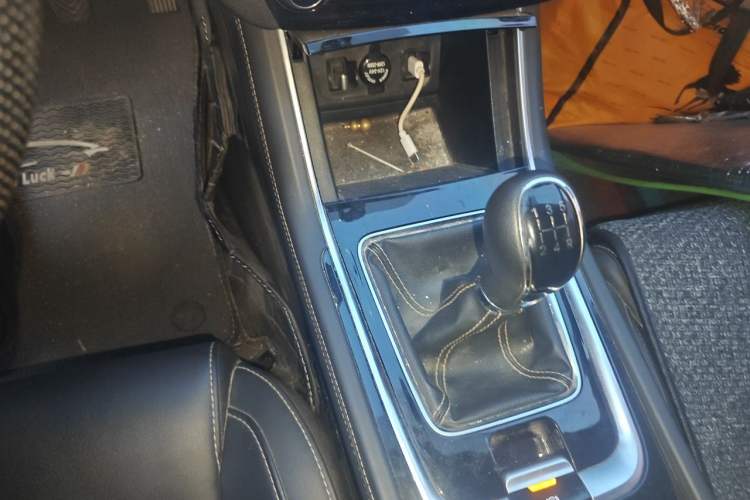 Used CHANGAN Eado 2019 High-Energy Edition 1.6L GDI Manual Pioneer Model China VI Standard Gear Lever