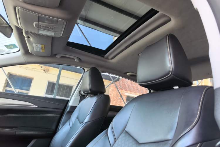 Used CHANGAN Eado 2019 High-Energy Edition 1.6L GDI Manual Pioneer Model China VI Standard Headliner