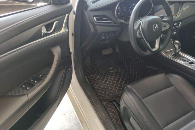 Used CHANGAN Eado 2019 Blue Whale Edition 280T GDI DCT High-Speed Model Interior 3
