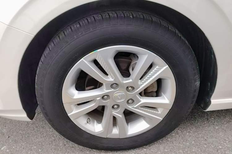 Used CHANGAN Eado 2019 Blue Whale Edition 280T GDI DCT High-Speed Model Left Front Wheel Hub