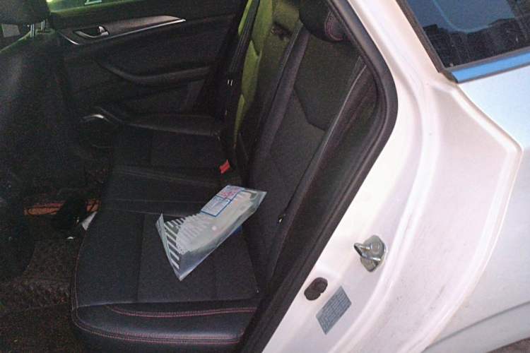 Used CHANGAN Eado 2019 Blue Whale Edition 280T GDI DCT High-Speed Model Left Rear Seat