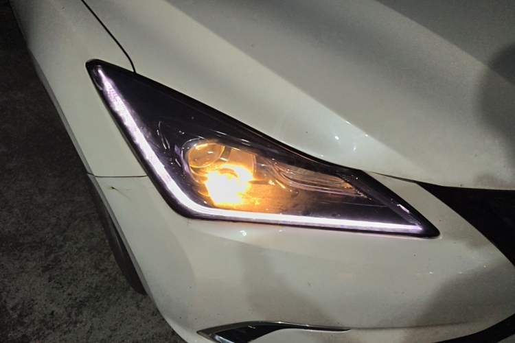 Used CHANGAN Eado 2019 Blue Whale Edition 280T GDI DCT High-Speed Model Right Front Headlight