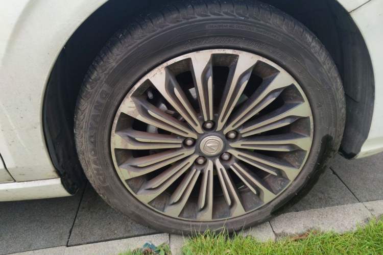 Used CHANGAN Eado 2019 Blue Whale Edition 280T GDI DCT High-Speed Model Right Front Wheel Hub