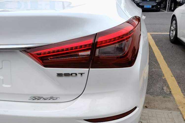 Used CHANGAN Eado 2019 Blue Whale Edition 280T GDI DCT High-Speed Model Right Rear Taillight