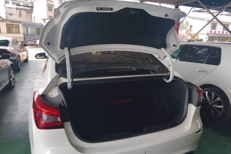 Used CHANGAN Eado 2019 Blue Whale Edition 280T GDI DCT High-Speed Model Trunk