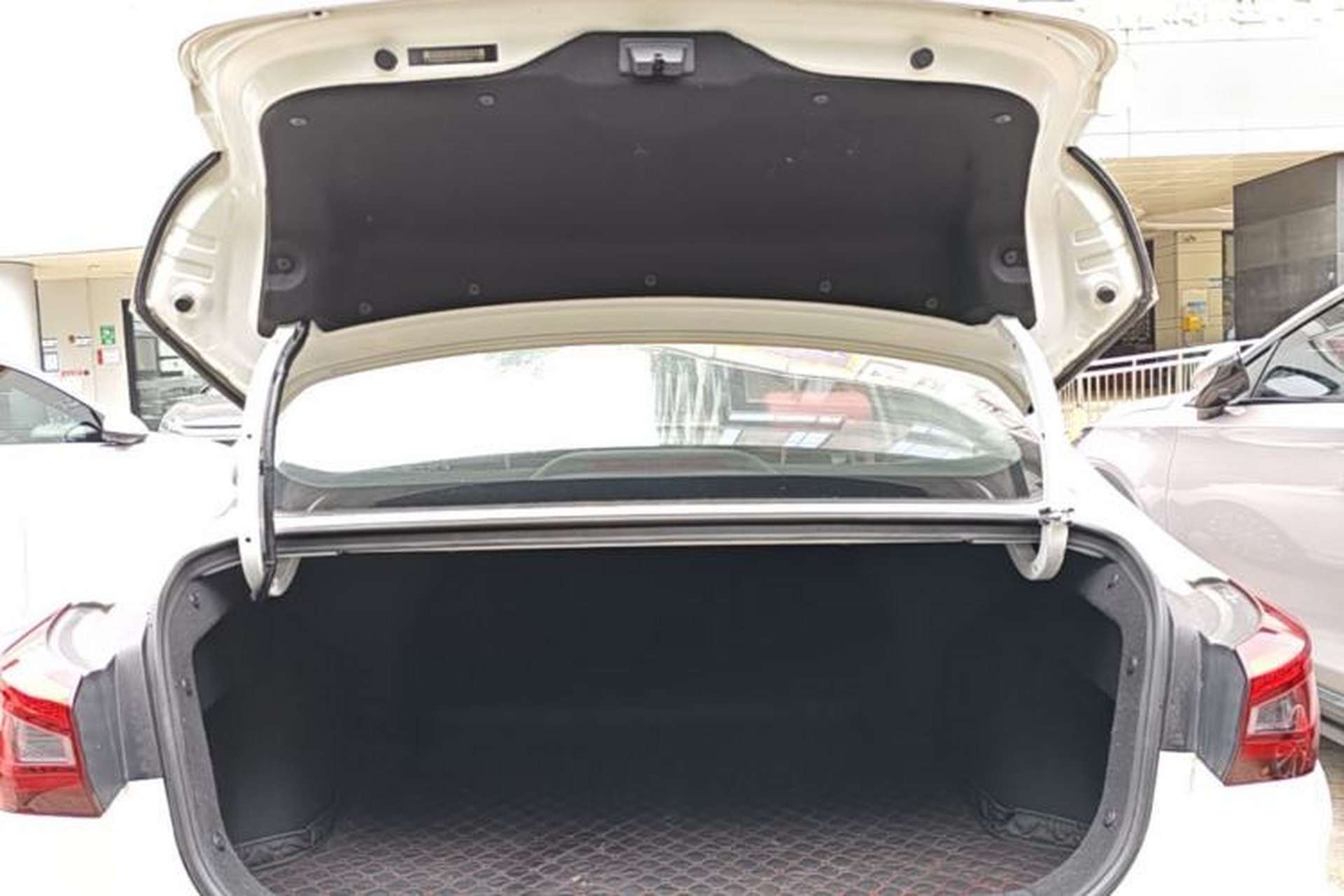 Used CHANGAN Eado 2019 Blue Whale Edition 280T GDI DCT High-Speed Model Trunk