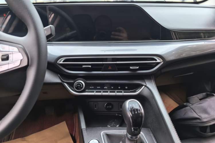 Used CHANGAN Eado 2020 PLUS 1.6L GDI Manual Luxury Model Audio And AC Panel