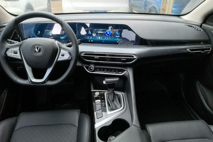 Used CHANGAN Eado 2020 PLUS Blue Whale NE 1.4T GDI DCT Prestige Model Center Console