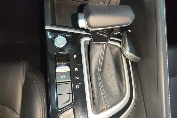 Used CHANGAN Eado 2020 PLUS Million Edition 1.6L GDI CVT Elite Model Gear Lever
