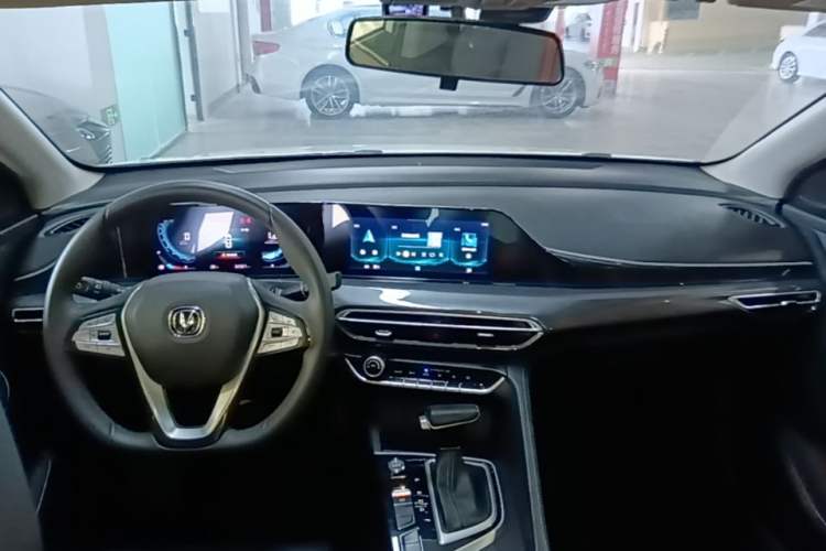 Used CHANGAN Eado 2020 PLUS Million Edition 1.6L GDI CVT Luxury Model Center Console