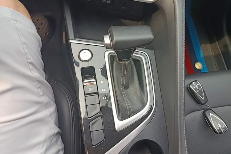 Used CHANGAN Eado 2020 PLUS Million Edition 1.6L GDI CVT Elite Model Gear Lever