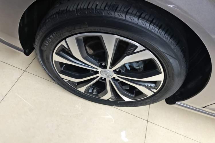 Used CHANGAN Eado 2021 PLUS Blue Whale NE 1.4T GDI DCT Flagship Model Left Front Wheel Hub