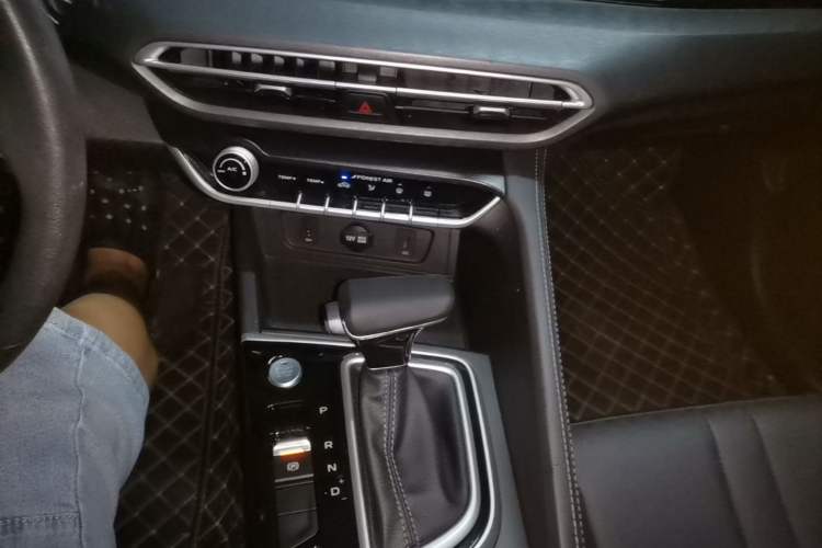 Used CHANGAN Eado 2021 PLUS 1.6L GDI CVT Elite Model Gear Lever