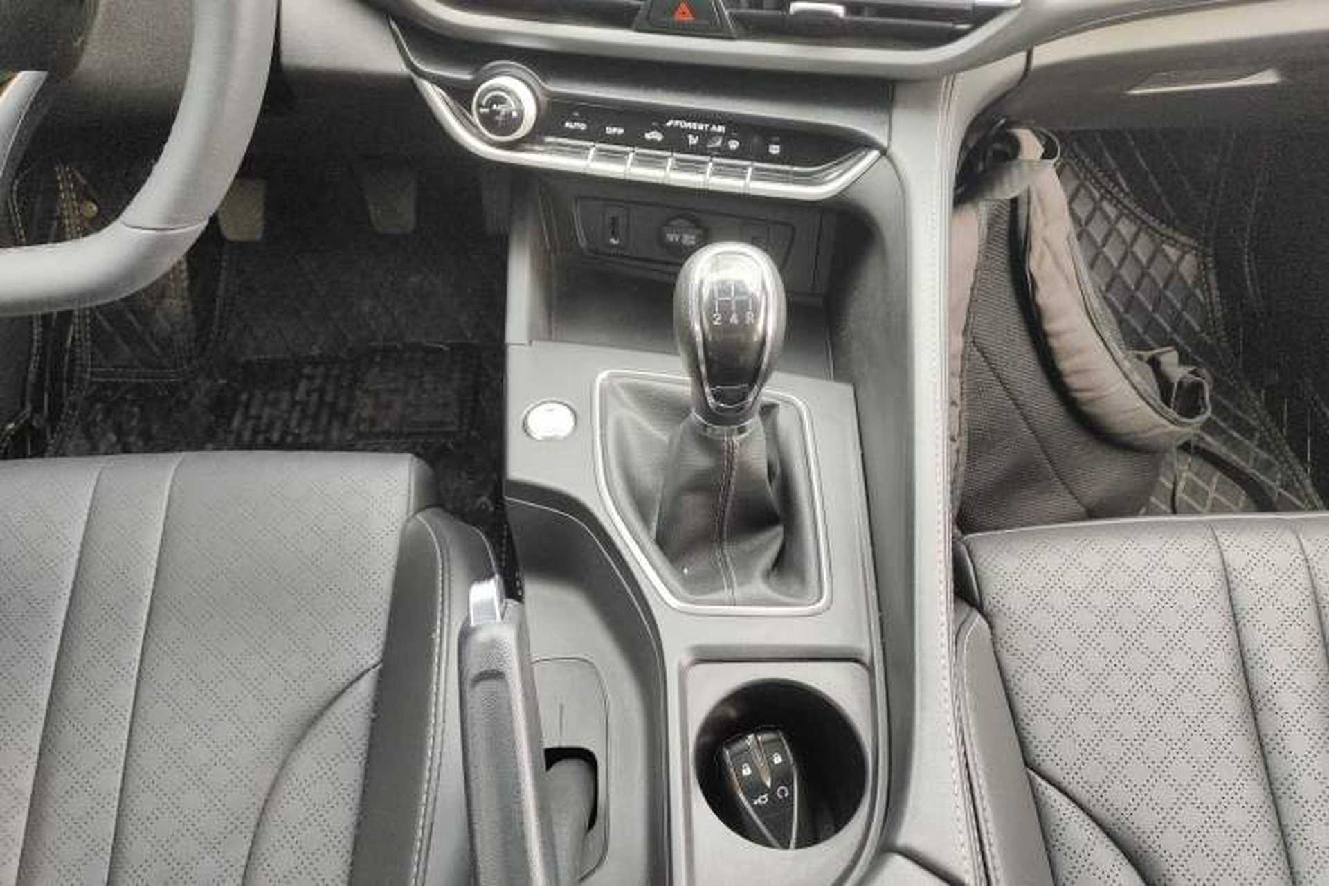 Used CHANGAN Eado 2021 PLUS 1.6L GDI Manual Luxury Model Gear Lever