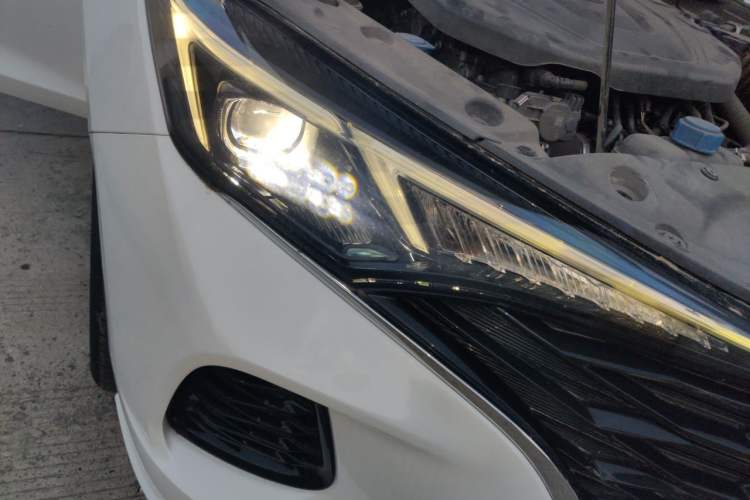 Used CHANGAN Eado 2021 PLUS Blue Whale NE 1.4T GDI DCT Flagship Model Right Front Headlight