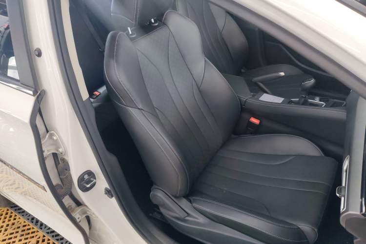 Used CHANGAN Eado 2021 PLUS 1.6L GDI Manual Luxury Model Right Front Seat