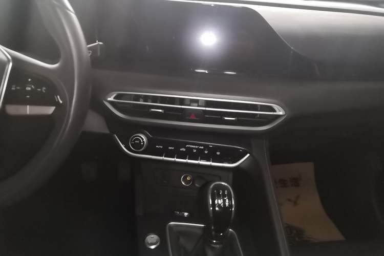 Used CHANGAN Eado 2022 PLUS 1.6L GDI Manual Luxury Model Audio And AC Panel