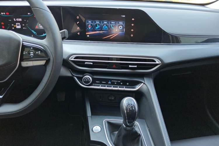 Used CHANGAN Eado 2022 PLUS 1.6L GDI Manual Elite Model Audio And AC Panel