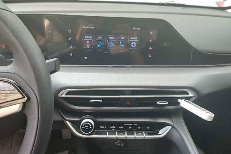 Used CHANGAN Eado 2022 PLUS 1.6L GDI Manual Elite Model Audio And AC Panel