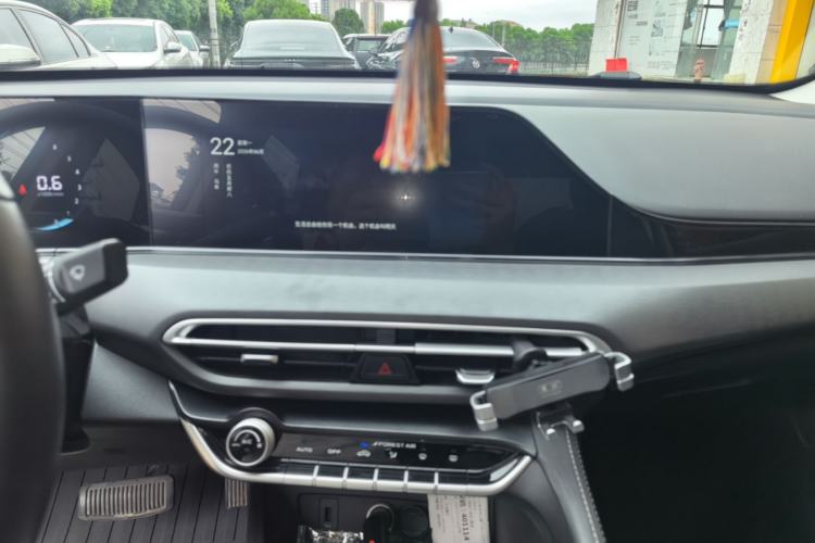 Used CHANGAN Eado 2022 PLUS 1.6L GDI CVT Luxury Model Center Console
