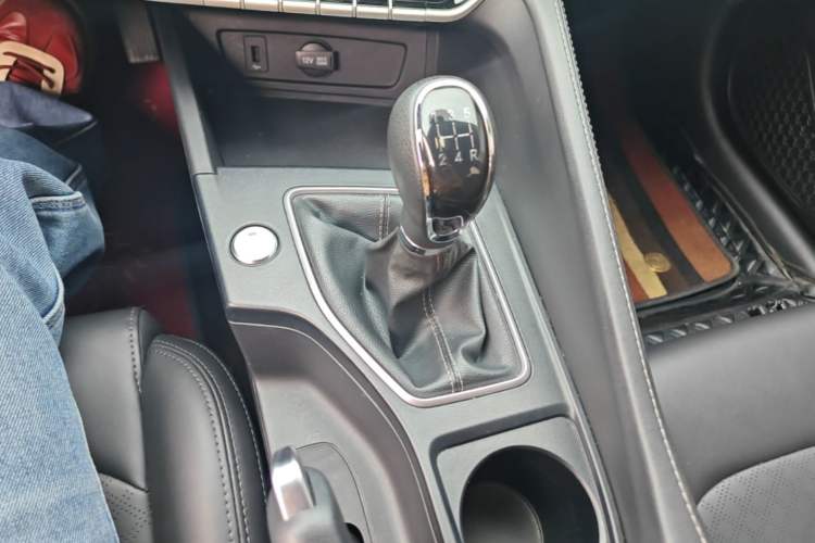 Used CHANGAN Eado 2022 PLUS 1.6L GDI Manual Luxury Model Gear Lever