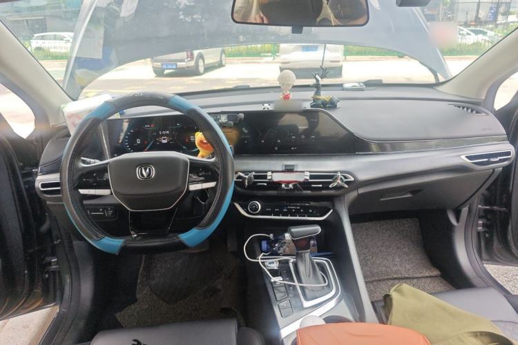 Used CHANGAN Eado 2022 PLUS 1.6L GDI CVT Luxury Model Center Console