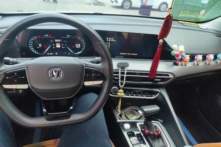 Used CHANGAN Eado 2022 PLUS 1.6L GDI CVT Luxury Model Center Console