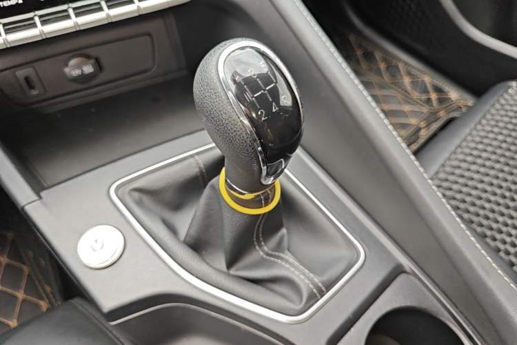 Used CHANGAN Eado 2022 PLUS 1.6L GDI Manual Elite Model Gear Lever