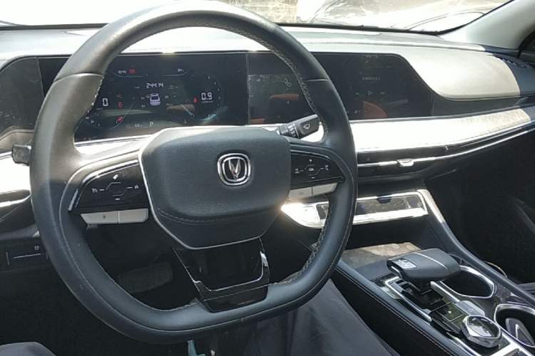 Used CHANGAN Eado 2023 Changan Edition PLUS Blue Whale NE 1.4T GDI DCT Prestige Version Center Console