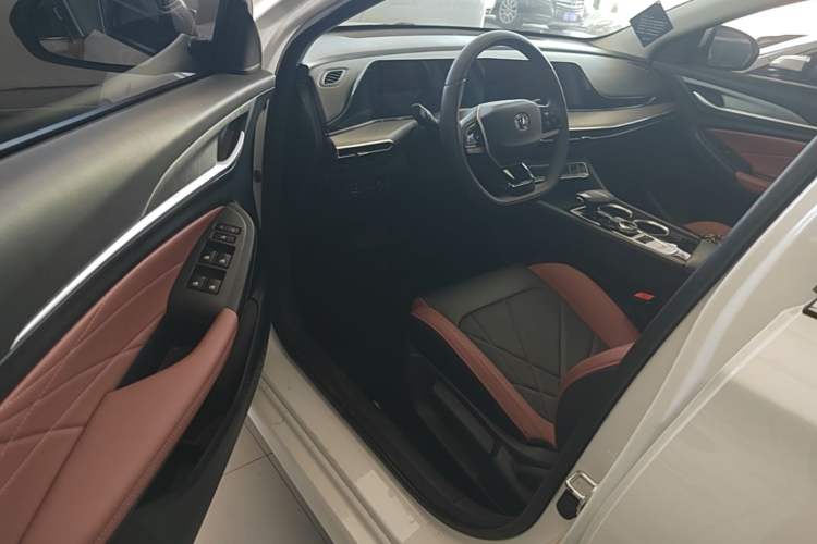 Used CHANGAN Eado 2023 Changan Edition PLUS Blue Whale NE 1.4T GDI DCT Prestige Version Driver Seat
