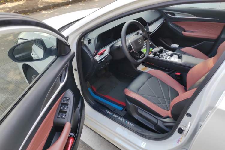 Used CHANGAN Eado 2023 Changan Edition PLUS Blue Whale NE 1.4T GDI DCT Prestige Version Driver Seat