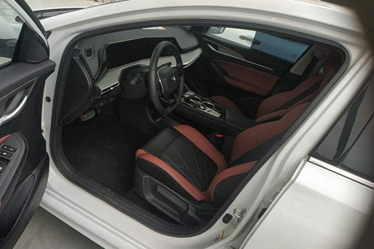 Used CHANGAN Eado 2023 Changan Edition PLUS Blue Whale NE 1.4T GDI DCT Prestige Version Driver Seat