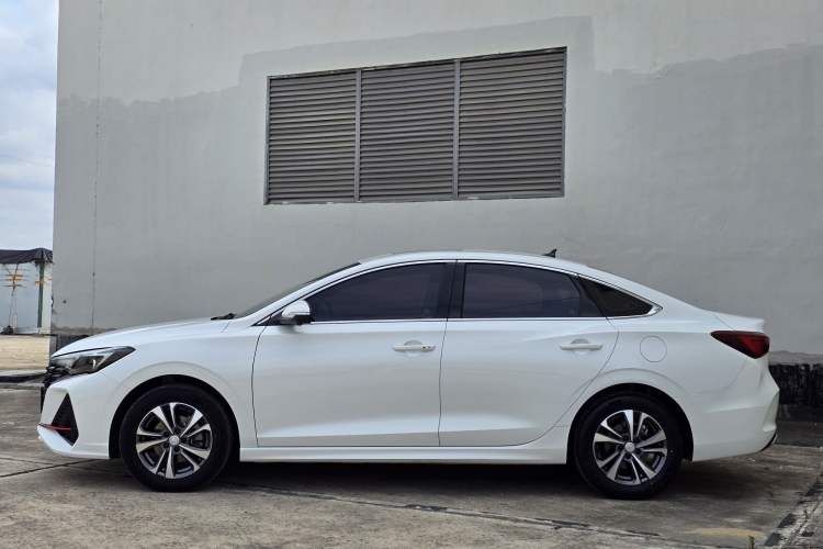 Used CHANGAN Eado 2023 Changan Edition PLUS Blue Whale NE 1.4T GDI DCT Prestige Version Exterior 3