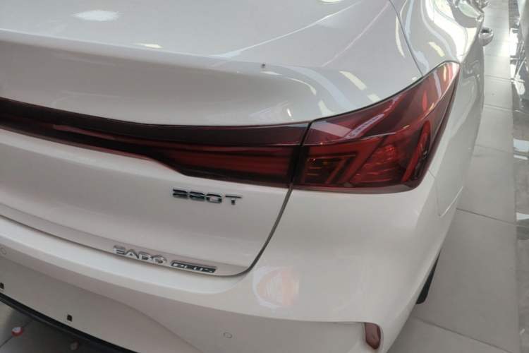 Used CHANGAN Eado 2023 Changan Edition PLUS Blue Whale NE 1.4T GDI DCT Prestige Version Exterior 3