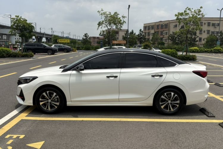 Used CHANGAN Eado 2023 Changan Edition PLUS Blue Whale NE 1.4T GDI DCT Prestige Version Exterior 4